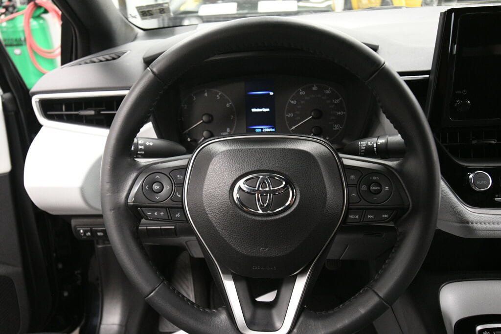 Used 2023 Toyota Corolla SE w/ Carpet Mat Package (TMS) FWD image 12