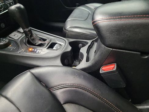 Used 2019 Jeep Cherokee Trailhawk w/ Cold Weather Group AWD/4WD image 26
