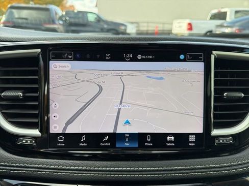 Used 2024 Chrysler Pacifica Select image 25