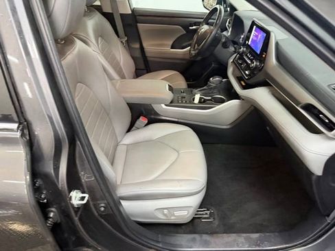 Used 2023 Toyota Highlander XLE FWD image 32