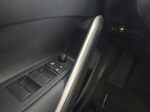 Used 2025 Toyota Corolla Cross LE FWD image 23