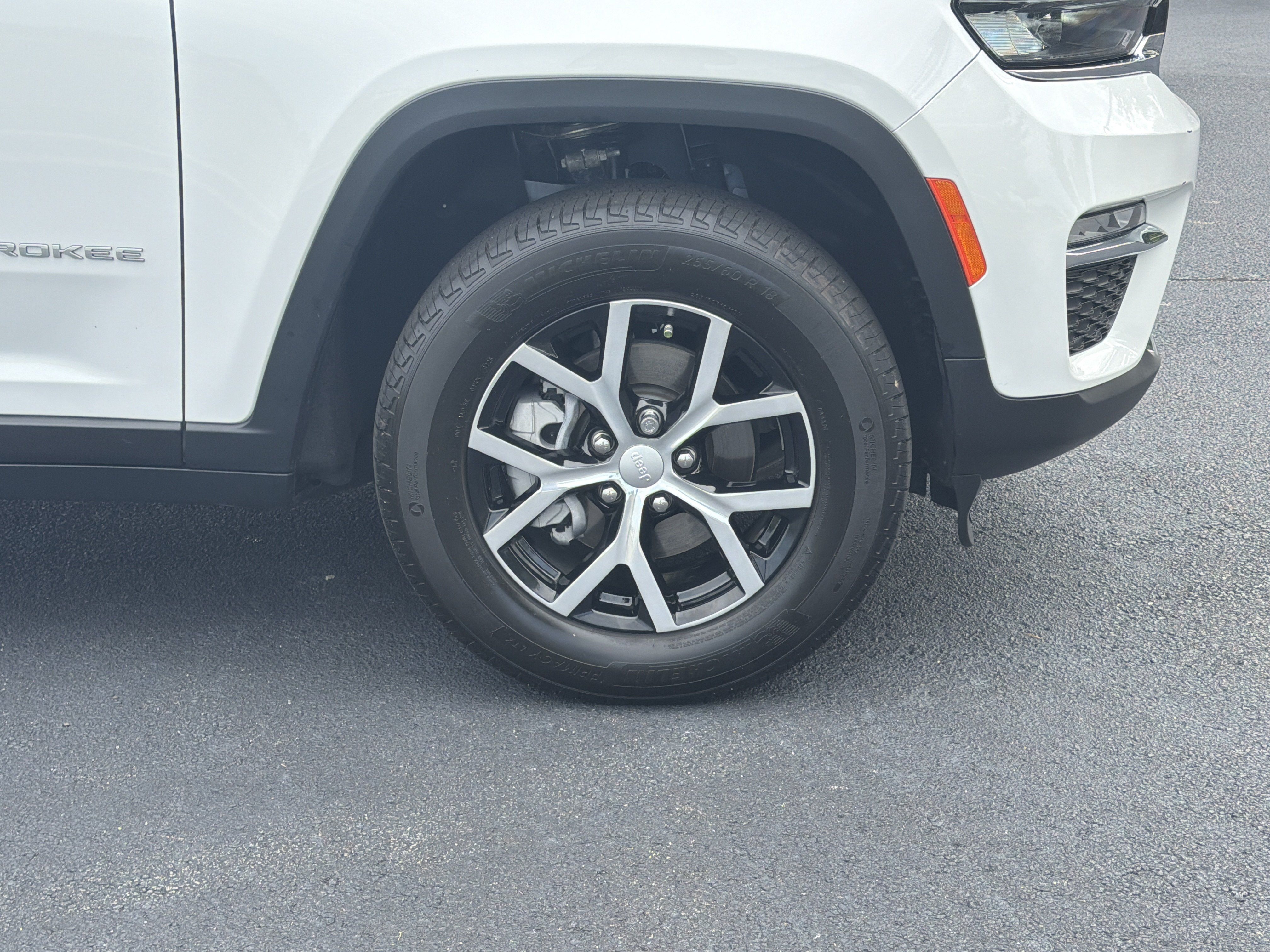 Used 2025 Jeep Grand Cherokee Limited RWD image 33