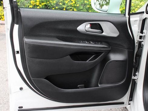 Used 2021 Chrysler Pacifica Touring w/ S Appearance Package image 17