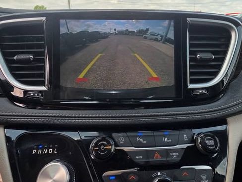 Used 2023 Chrysler Pacifica Limited FWD image 17