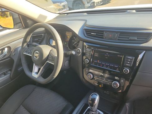 Used 2019 Nissan Rogue SV image 8