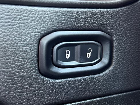 Used 2025 Jeep Wrangler Unlimited Sahara AWD/4WD image 14