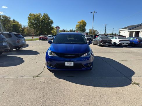 Used 2020 Chrysler Pacifica Touring w/ S Appearance Package image 3