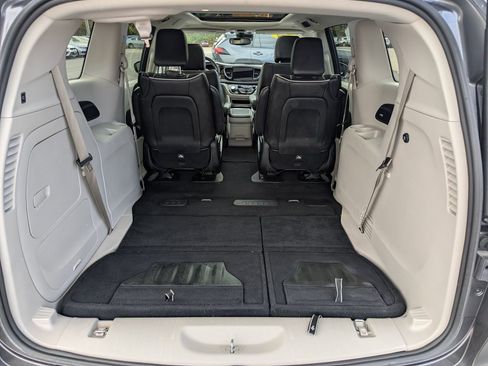 Used 2023 Chrysler Pacifica Limited image 13