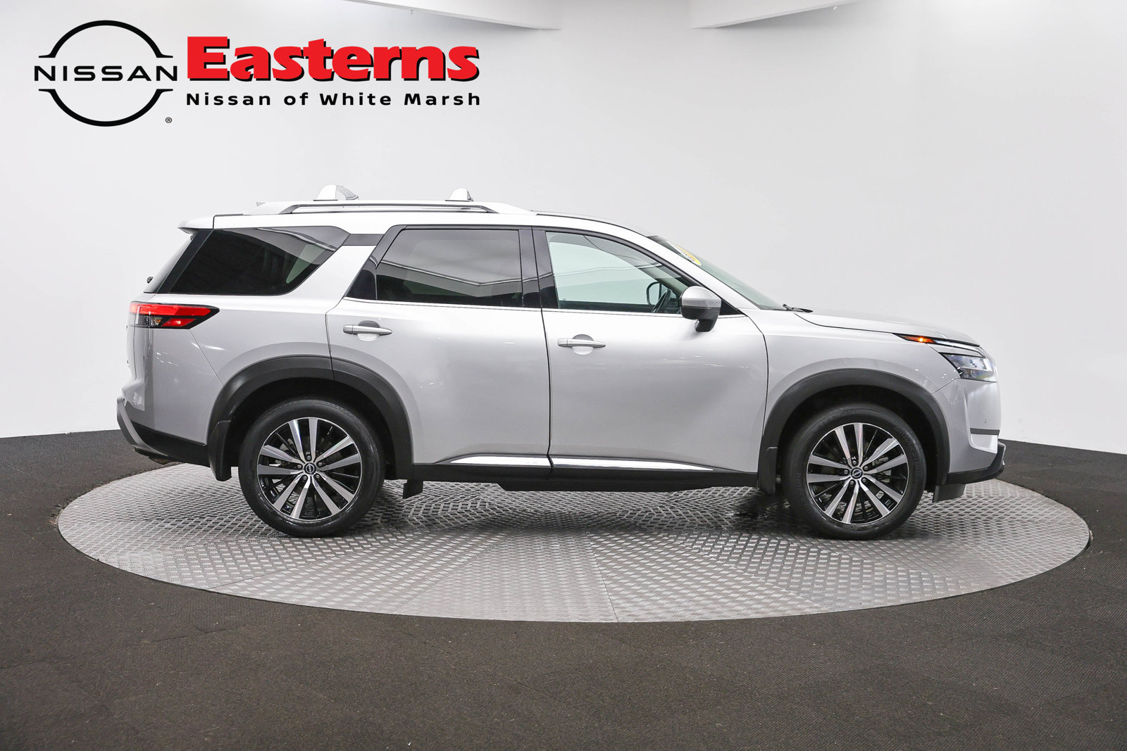 Used 2023 Nissan Pathfinder Platinum AWD/4WD image 4