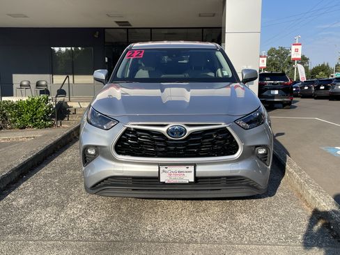 Used 2022 Toyota Highlander LE AWD/4WD image 2