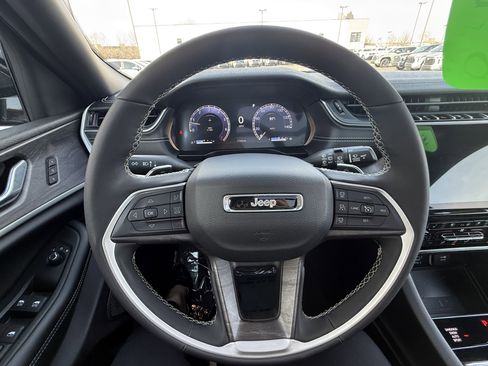 Used 2025 Jeep Grand Cherokee L Limited w/ Luxury Tech Group II image 8