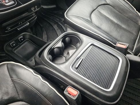Used 2019 Chrysler Pacifica Limited FWD image 32