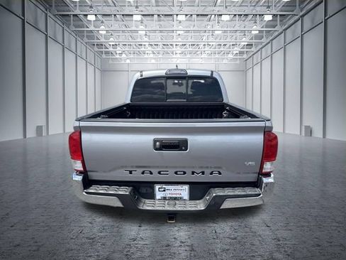 Used 2017 Toyota Tacoma SR5 w/ Tow Package RWD image 4