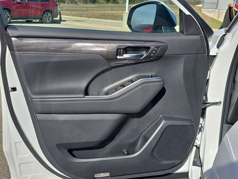 New 2026 Toyota Highlander Platinum image 28