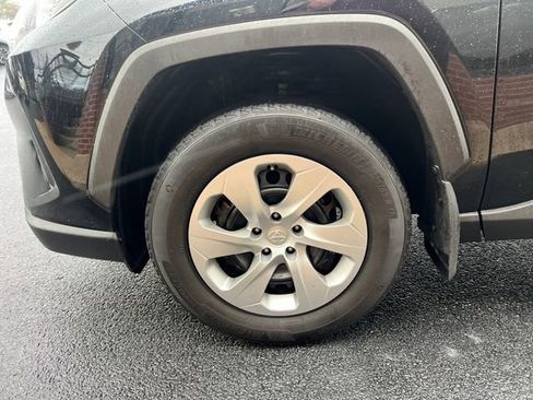 Used 2022 Toyota RAV4 LE image 10