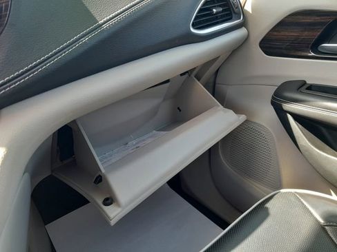 Used 2023 Chrysler Pacifica Limited FWD image 32