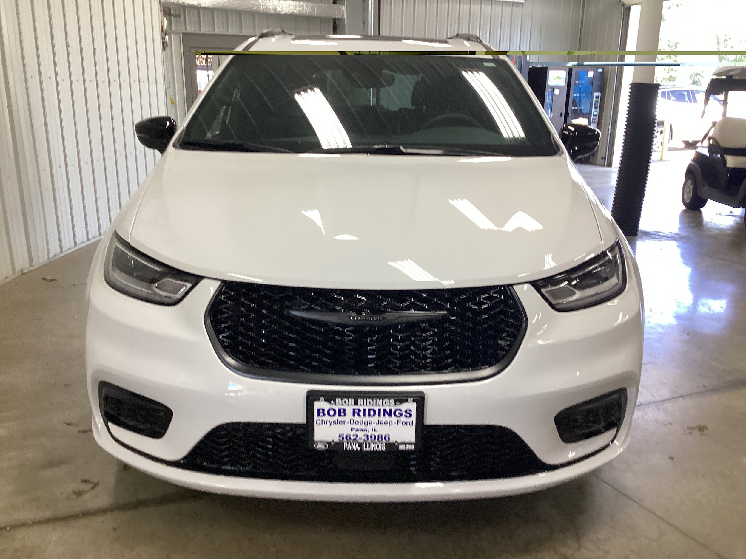 Used 2025 Chrysler Pacifica Limited FWD image 9