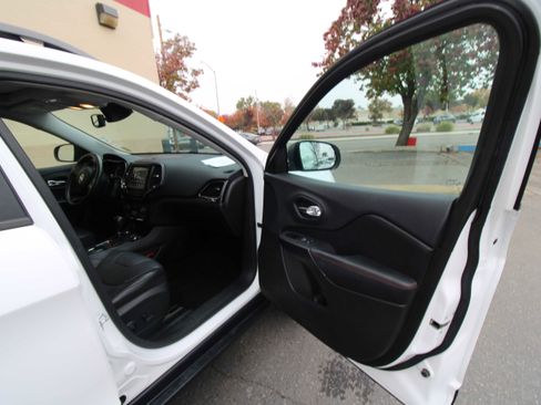 Used 2019 Jeep Cherokee Trailhawk image 21