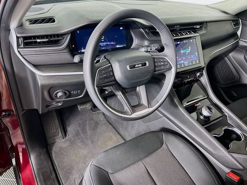 Used 2024 Jeep Grand Cherokee Laredo X AWD/4WD image 9