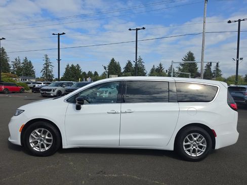 Used 2024 Chrysler Pacifica Touring-L FWD image 3