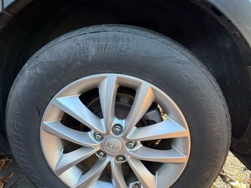 Used 2017 Kia Sorento LX w/ LX V6 Convenience Package image 8