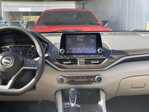 Used 2025 Nissan Altima 2.5 SV image 18