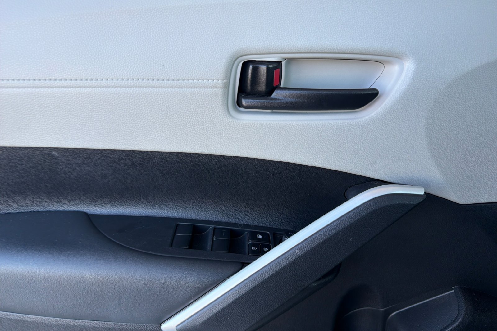 Used 2025 Toyota Corolla Cross L FWD image 13