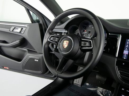 Certified 2025 Porsche Macan image 30