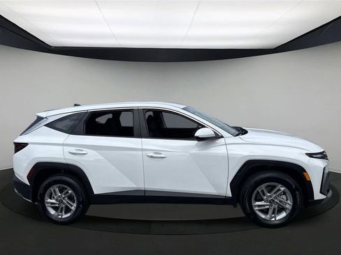 Certified 2025 Hyundai Tucson SE image 3