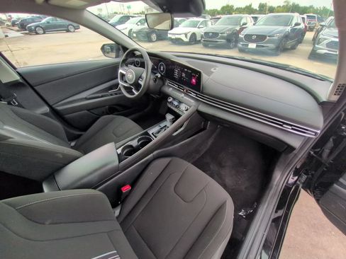 Used 2025 Hyundai Elantra SEL FWD image 32