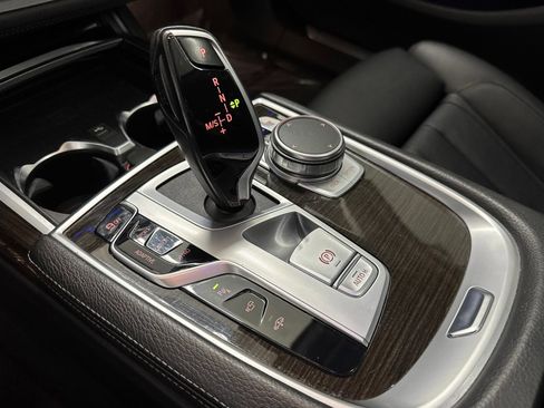 Used 2021 BMW 740i image 19