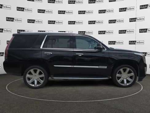 Used 2018 Cadillac Escalade Luxury AWD/4WD image 7
