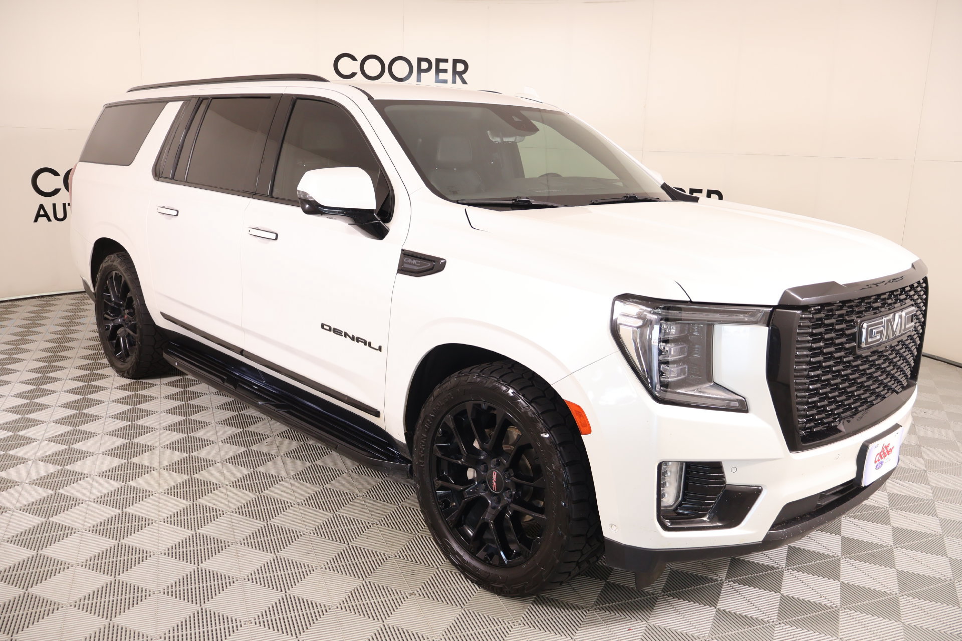Used 2023 GMC Yukon XL Denali w/ Advanced Technology Package AWD/4WD image 1