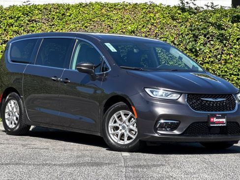 Used 2023 Chrysler Pacifica Touring-L FWD image 2