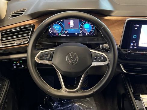 Certified 2025 Volkswagen Atlas SE image 21