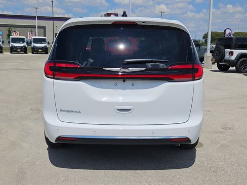 New 2026 Chrysler Pacifica Select image 4