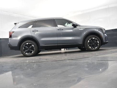 Used 2025 Kia Sorento S image 28