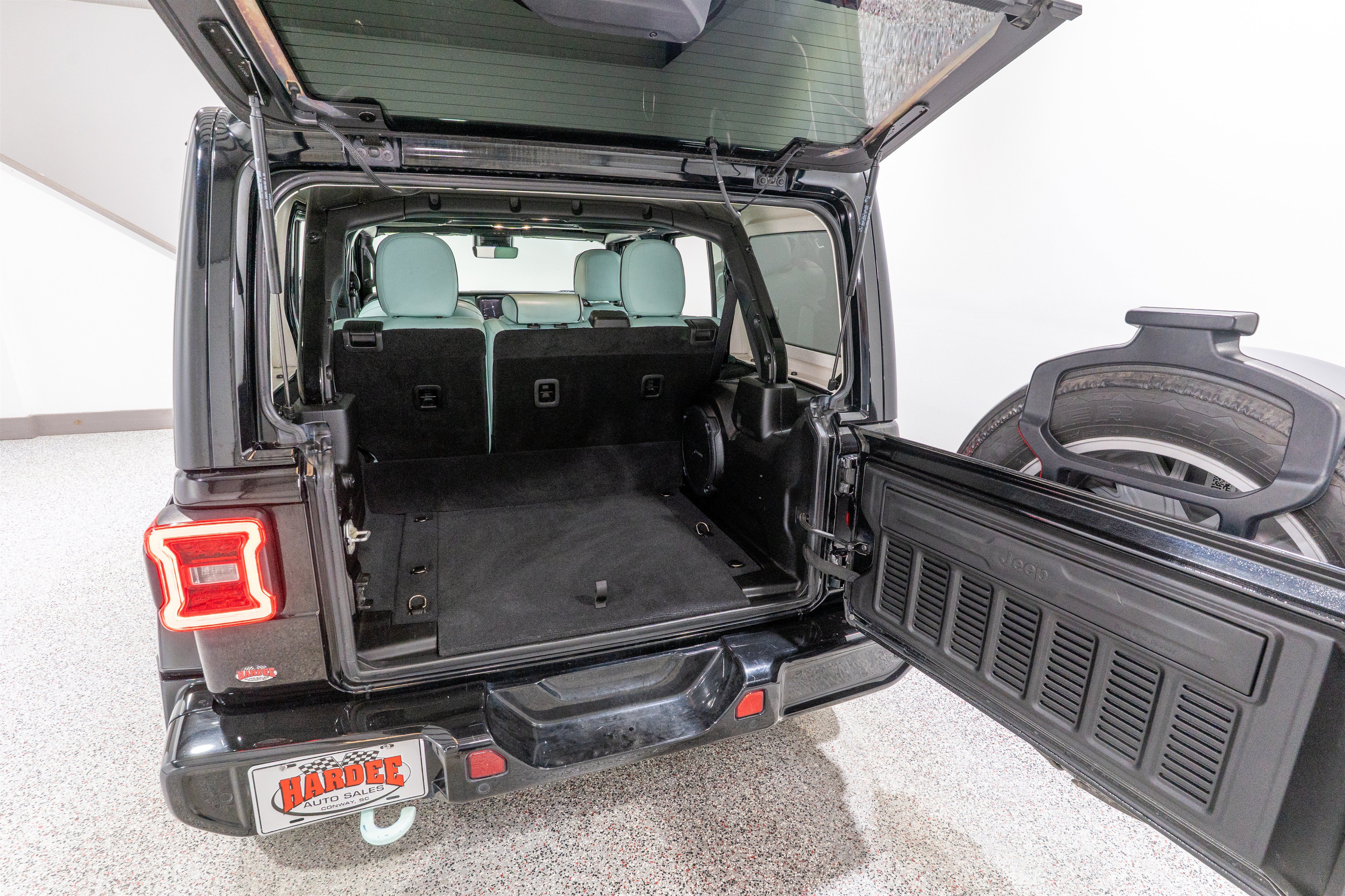 Used 2022 Jeep Wrangler Unlimited Sahara AWD/4WD image 34