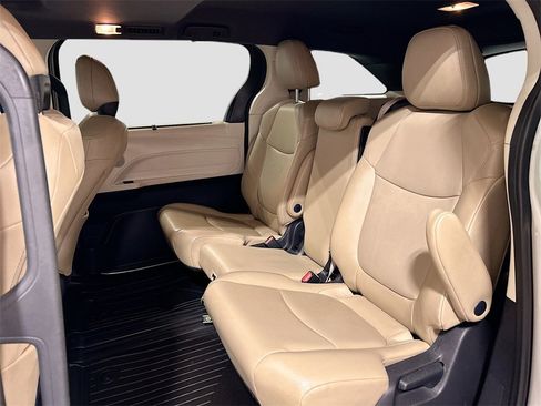 Used 2021 Toyota Sienna XLE image 22