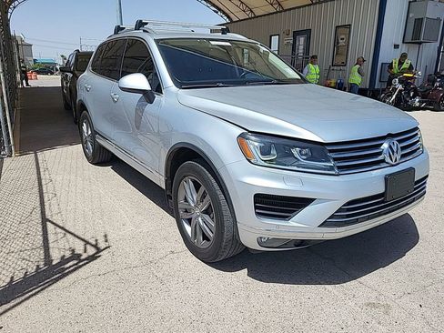 Used 2016 Volkswagen Touareg Sport AWD/4WD image 3