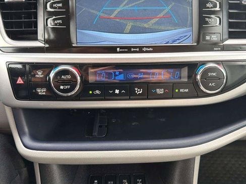 Used 2017 Toyota Highlander XLE AWD/4WD image 25