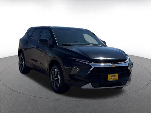 Used 2025 Chevrolet Blazer LT FWD image 3