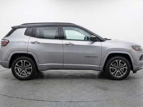 Used 2025 Jeep Compass Trailhawk AWD/4WD image 11
