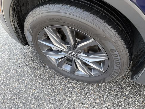 Certified 2022 Volkswagen Tiguan SE image 7