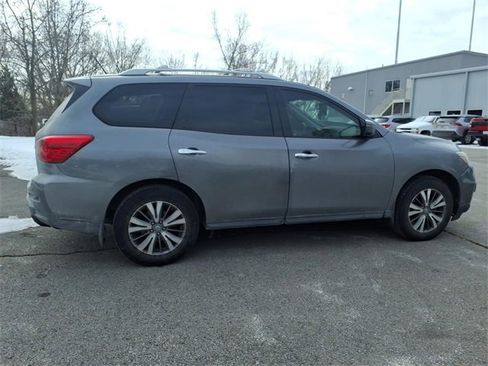 Used 2018 Nissan Pathfinder SV image 2