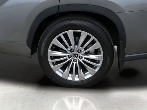 Used 2026 Toyota Highlander Platinum AWD/4WD image 9