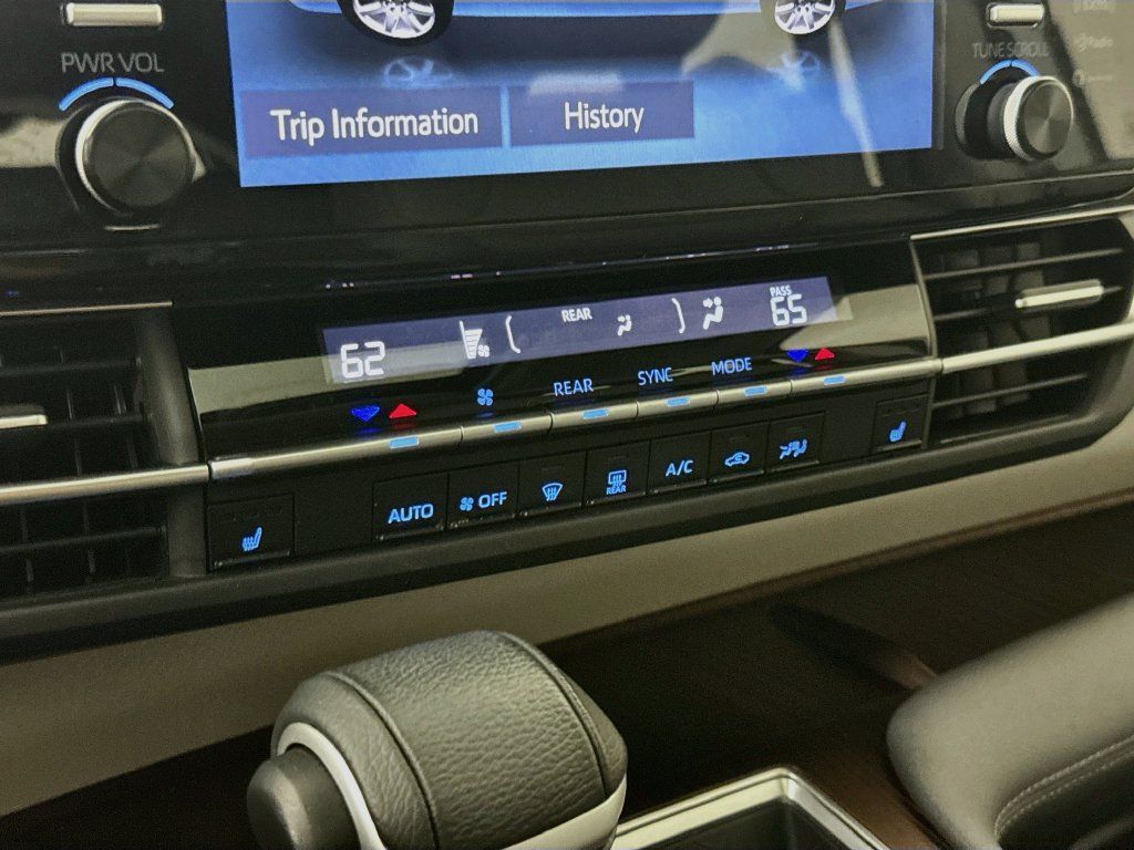 Used 2022 Toyota Sienna XLE FWD image 19