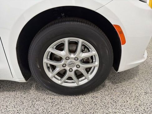 Used 2022 Chrysler Pacifica Touring-L image 35