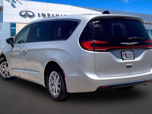 Used 2024 Chrysler Pacifica Touring-L FWD image 13