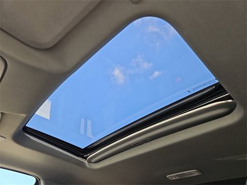 Certified 2025 GMC Sierra 1500 SLT image 3